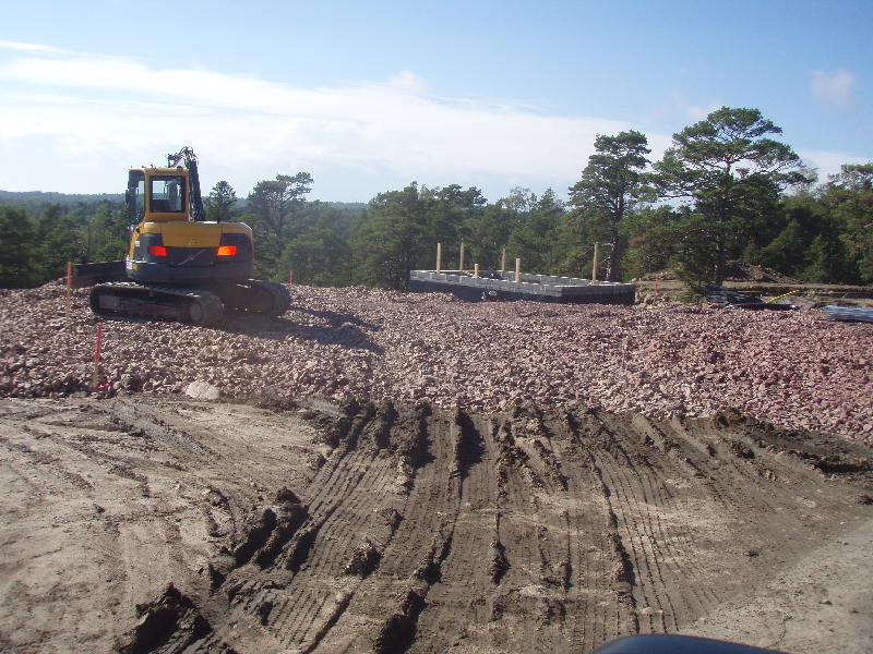 fyllning 24 5 rajamaki.JPG - fylningsarbeten på tomten och i grunden